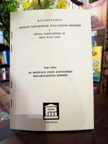 K�l�nnyomat. N�prajzi tanulm�nyok Ikvai N�ndor eml�k�re I. Studia Comitatensia 23. Az ap�tfalvi fest� asztaloss�g kialakul�s�snak k�rd�se