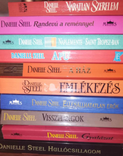 10 db-os Danielle Steel knyvcsomag: Vratlan szerelem, Randev a remnnyel, Naplemente Saint Tropez-ban, Apu, A hz, Emlkezs, Ellenllhatatlan erk, Visszhangok, Gyalzat, Hullcsillagom