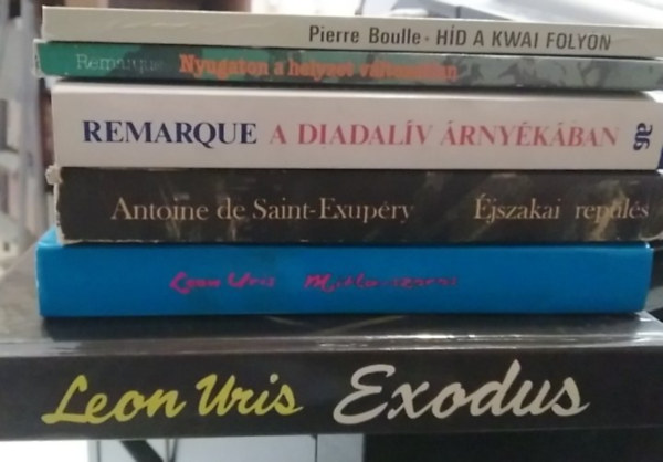 6 db-os K�NYVMENT� AJ�NLAT, h�bor�s reg�ny: H�d a Kwai foly�n+ Nyugaton a helyzet v�ltozatlan+ A diadal�v �rny�k�ban+ �jszakai rep�l�s+ Mitla-szoros+ Exodus