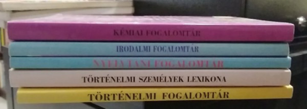 6 db-os K�NYVMENT� AJ�NLAT, iskolai seg�danyag: K�miai fogalomt�r+ Irodalmi fogalomt�r+ Nyelvtani fogalomt�r+ T�rt�nelmi szem�lyek lexikona+ T�rt�nelmi fogalomt�r+ Fizikai fogalomt�r