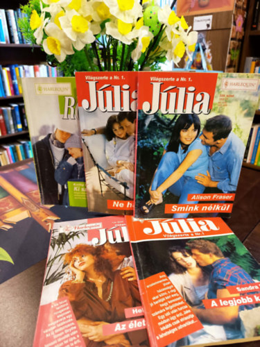 J�lia �s Romana magazin 5 darabos K�NYVMENT� AJ�NLAT: Ki sz�m�tott erre?, Ne hagyj �rv�n!, Az �let iskol�ja, Smink n�lk�l, A legjobb ker�t�