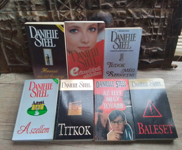 Danielle Steel knyvcsomag (7db) A szellem, Hossz az t hazig, Titkok, Erszakkal vdolva, Az let megy tovbb, Tudok mg szeretni, Baleset