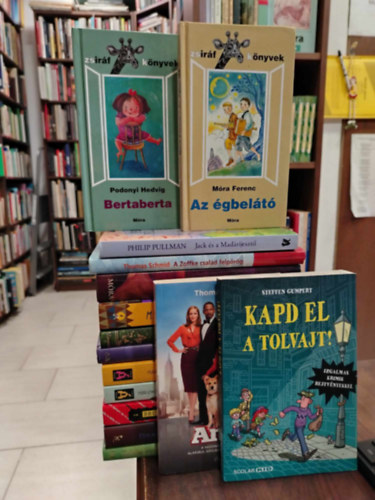 Knyvcsomag, 15 db. Ifjsgi knyvek. Annie+Kapd el a tolvajt+Bertaberta+Az gbelt+Jack s a Madrijeszt+A Zoffke csald felprg+A Napkirly kmnje+Bogrkirlyn+Patty a kollgiumban+Zeppelin+Apa kerestetik+Paparazzk Hl
