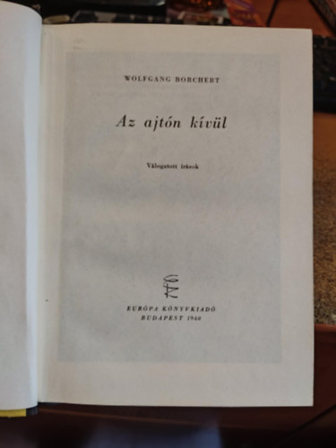 Az ajt�n k�v�l