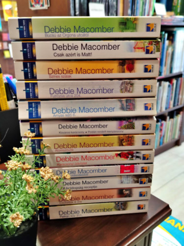 Debbie Macomber - KNYVMENT AJNLAT, 12 db. Debbie Macomber. Bcs az Orgona utctl+ Csak azrt is Matt +Sznes szlak+ Futrzsa utca 204+ rnyas lejt 6.+ Kisvrosi karcsony+ lomszvk+ Karcsonyi dvzlet+ Boldogsg msodkzbl+ A bold