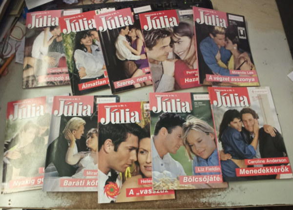 10 db Jlia magazin (301-310) lapszmig: Barti ktelk +A vasszz +Blcsjtk +Menedkkrk +Nyakig gombolva +A vgzet asszonya +Hazatrs +Szerep, nem szerep.. +lmatlan jszakk +rulkod stlus