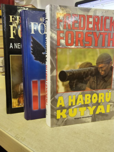 A h�bor� kuty�i + Ikon + A negyedik jegyz�k�nyv (3 db Frederick Forsyth m�)