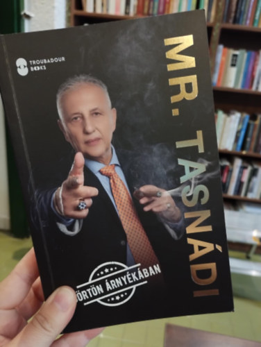 Mr. Tasn�di - A b�rt�n �rny�k�ban