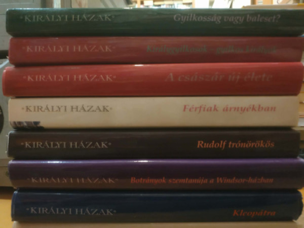 8 db Kir�lyi h�zak: Rudolf tr�n�r�k�s; F�rfiak �rny�kban; A cs�sz�r �j �lete; Kir�lygyilkosok - gyilkos kir�lyok; Gyilkoss�g vagy baleset?; Nagy Konstantin; Kleop�tra; Botr�nyok szemtan�ja a Windsor-h�zban