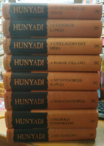 8 db Hunyadi I-VIII.: A hajnalcsillag f�nye; Az �st�k�s l�ngja; A csillag�sv�ny h�dja, A hadak vill�ma; A mennyd�rg�s kapuja; A holl� h�bor�ja; A f�lhold t�nd�kl�se; A hit harcosa