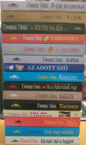 15 db Danielle Steel: A cr balerinja; A csk; A kln s n; A kr bezrul; A sors kereke; A sztr; Az adott sz; Keserdes; Ha a hbornak vge; Saigon; Tkrkp; jra jn a szerelem; Zoya; Vele vagy nlkle; Vrnak rd a heg