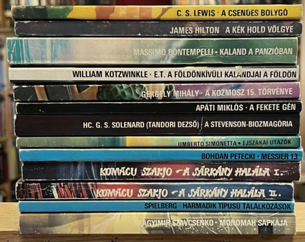 Steven Spielberg, Komacu Szakjo, Bohdan Petecki, Umberto Simonetta, HC. G. S. Solenard , Apti Mikls, William Kotzwinkle, Massimo Bontempelli, James Hilton, C. Vlagyimir Szavcsenko (Tandori Dezs) - 13 db Kozmosz ktet: Monomah sapkja, Harmadik tipus tallkozsok, A srkny halla I-II., Messier 13, jszakai utazk, A Stevenson-biozmagria, A fekete gn, E.T. a fldnkvli kalandjai a fldn, Kaland a panziban, A kk hold