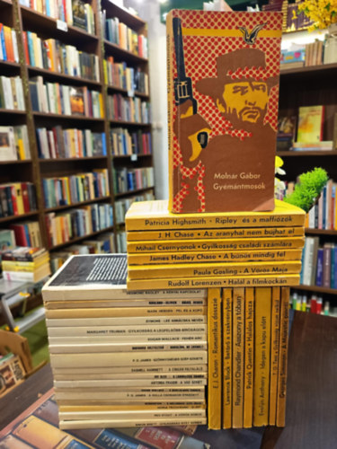 Krimi k�nyvcsomag 31 darabos K�NYVMENT� AJ�NLAT: Ripley �s a maffi�z�k,  Az aranyhal nem b�jhat el, Gy�m�ntmos�k, Gyilkoss�g csal�di sz�ml�ra, A b�n�s mindig f�l, A v�r�s Maja,  Hal�l a filmkock�n, A Majestic pinc�i, Gyilkoss�