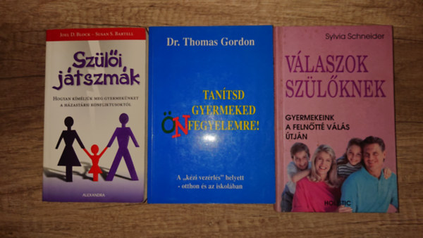 3 k�nyv a gyermeknevel�s pszichol�gi�j�r�l: Sz�l�i j�tszm�k, Tan�tsd gyermeked �nfegyelemre!, V�laszok sz�l�knek - Gyermekeink a feln�tt� v�l�s �tj�n