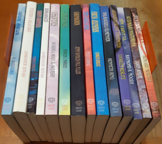 Term�szetfeletti megnyilv�nul�sok: El�z� �letek j�vend� �letek + Visszat�r�s + A ciprusi m�gus + Gabonak�r�k + �let a hal�l ut�n + Furcsa jelens�gek + Hal�lk�zeli �lm�nyek + L�legzetel�ll�t� t�rt�netek + F�ny a kapun t�l