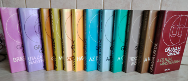 12 db knyv- 1)Brightoni szikla; 2)Utazsok nagynnmmel; 3)Gygyuls; 4)Monsignor Quijote; 5)Szerepjtszk; 6)Havannai embernk; 7)Az Isztambuli vonat; 8)Az emberi tnyez; 9)A csendes amerikai; 10)Titkos megbzats; 11)A kezdet s a v