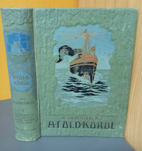 A F�ld k�r�l: Ausztr�lia, Csendes oce�ni szigetek, Jap�norsz�g, Khina, Szibiria (158 fekete-feh�r k�ppel, 13 mell�klettel illusztr�lt - n�melyik kihajthat� - �s a k�nyv v�g�n egy kihajthat� t�rk�pmell�klettel.)