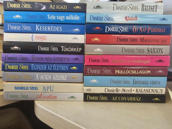 Danielle Steel - 20db-os Danielle Steel knyvcsomag: Az igazi, Vele vagy nlkle, Keserdes, Fensg, Tkrkp, Tudok mg szeretni, Egyszer az letben, A sors kereke, Apu, A szellem, Baleset, Nvrek, t nap Prizsban, Magnyos sas, Saigon, Randev a r