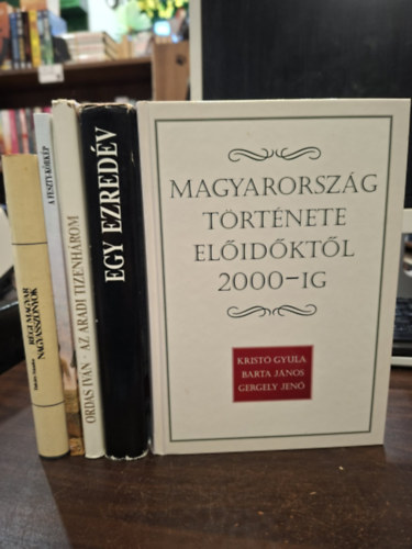5 db-os t�rt�nelmi K�NYVMENT� AJ�NLAT: Magyarorsz�g t�rt�nete el�id�kt�l 2000-ig, Egy ezred�v, Az aradi tizenh�rom, A Feszty-k�rk�p (mell�klettel), R�gi magyar nagyasszonyok