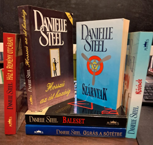 6 db Danielle Steel KNYVMENT AJNLAT: Szrnyak+Ugrs a sttbe+Baleset+Hossz az t hazig+Nvrek+ Hz a remny utcban