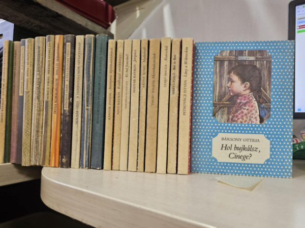 21db p�tty�s �s cs�kos k�nyv, K�NYVMENT� AJ�NLAT: Hol bujk�lsz Cinege?+ L�ny a Wiktorsk�n+ Biri �s Bori+ �larcosb�l+ Mostohatestv�rek+ Mad�rf�rd�+ Jeripusz+ Ki tud franci�ul?+ Rendhagy� eml�kk�nyv+ Anonymus diplomatat�sk�val+