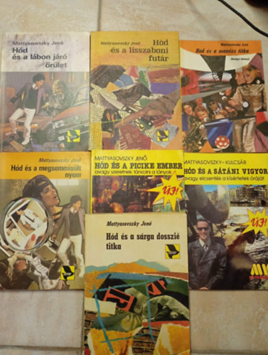Mattyasovszky Jen� - 8 db H�d krimi: H�d �s a s�rga dosszi� titka - H�d �s a s�t�ni vigyor - H�d �s a picike ember - H�d �s a n�ma tan� - H�d �s a megsemmis�lt nyom - H�d �s a man�zs titka - H�d �s a lisszaboni fut�r - H�d �s a l�bon j�r� �r