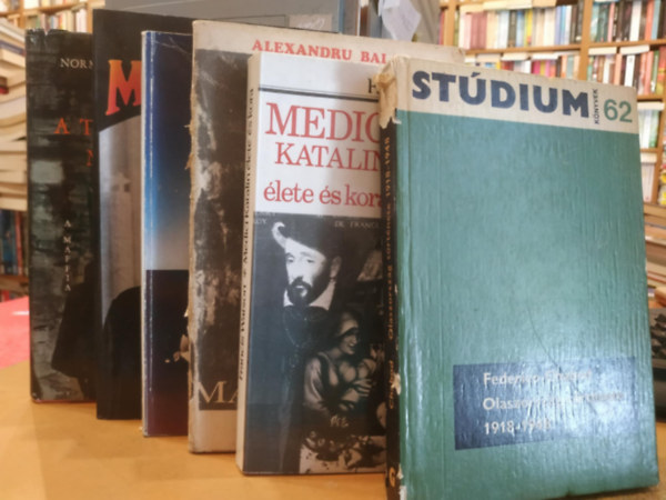 6 db olasz trtnelem: Olaszorszg trtnete 1918-1948; Medici Katalin lete s kora; Niccol Machiavelli; Az olasz np nevben; Mussolini; A tiszteletre mlt trsasg