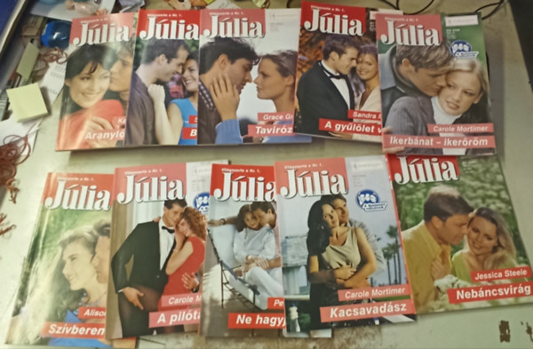 10 Jlia magazin (321-330) lapszmig: Nebncsvirg +Kacsavadsz +Ne hagyj rvn! +Szvberendez +Ikerbnat-ikerrm +A gyllet vge +Tavirzsa +Bbjtk +Aranyl hajnal +A piltalny