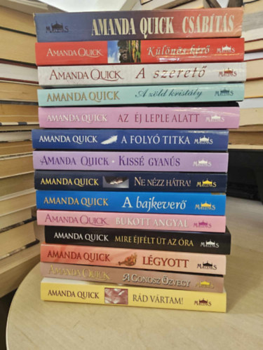 14db Amanda Quick knyvcsomag: Klns kr, Csbts, A szeret, A zld kristly, Az j leple alatt, Kiss gyans, A foly titka, Ne nzz htra!, A bajkever, Bukott angyal, Mire jflt t az ra, Lgyott, A gonosz zvegy, R