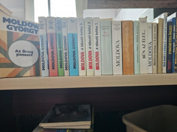 21db Moldova k�tet, K�NYVMENT� AJ�NLAT: Az �rs�g panasza+ Akit a mozdony f�stje megcsapott+ G�zl�mp�k alatt- Az idegen bajnok+ Mag�nyos pavilon- Az elbocs�tott l�gi�+ Negyven pr�dik�tor+ Magyar atom+ A t�kozl� koldus 1-3+ T�z tucat