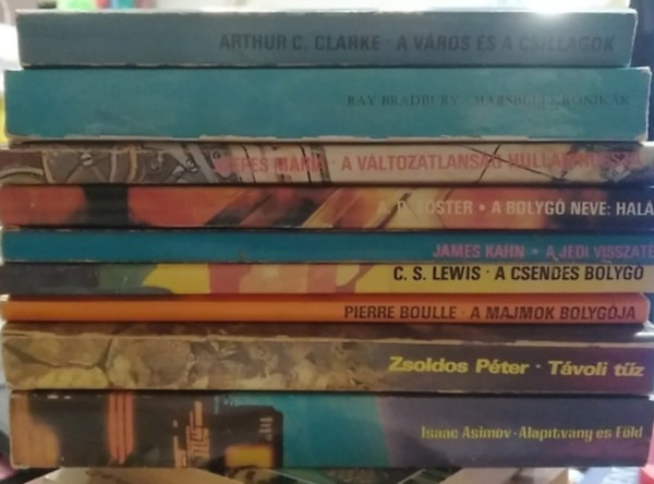 9 db-os K�NYVMENT� AJ�NLAT, sci-fi �s fantasy: Alap�tv�ny �s F�ld+ T�voli t�z+ A majmok bolyg�ja+ A csendes bolyg�+ A Jedi visszat�r+ A bolyg� neve: hal�l+ Marsb�li kr�nik�k+ A v�ros �s a csillagok