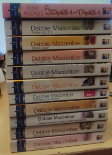Debbie Macomber - Futrzsa utca 204. + Boldogsg msodkzbl + Vilgttorony t 16. + Cstrtk 8 ra + Sznes szlak + Szingli-tangli + fonya tr 44 + Pelikn kz 311 + Kisvrosi karcsony - Postn rendelt menyasszony + Szne-fonkja + Ker