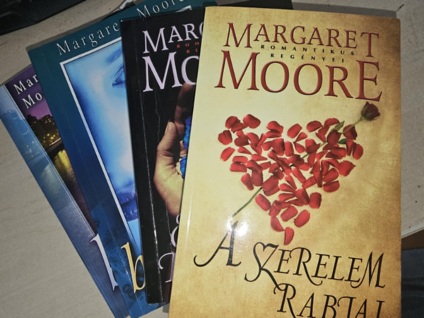 4db Margaret Moore ktet, KNYVMENT AJNLAT: Bzz bennem+ A pnz bvletben+ rzelmek fogsgban+ A szerelem rabjai