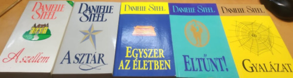 5 db Danielle Steel: A szellem + A sztr + Egyszer az letben + Eltnt! + Gyalzat