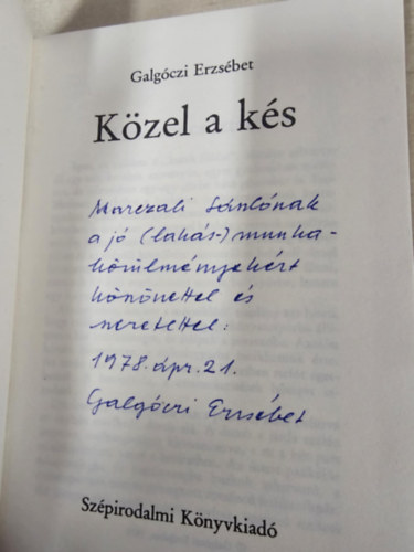 K�zel a k�s (dedik�lt)