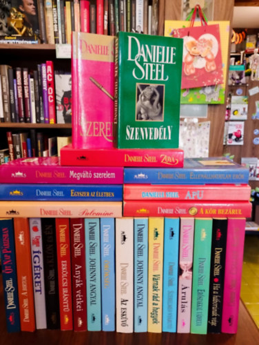 Danielle Steel knyvcsomag 25 darabos KNYVMENT AJNLAT: Szerelem, Szenvedly, Zoya, Megvlt szerelem, Egyszer az letben, Palomino, Ellenllhatatlan erk, Apu, A kr bezrul, t nap Prizsban, A birtok, gret, A kln s n, Erk