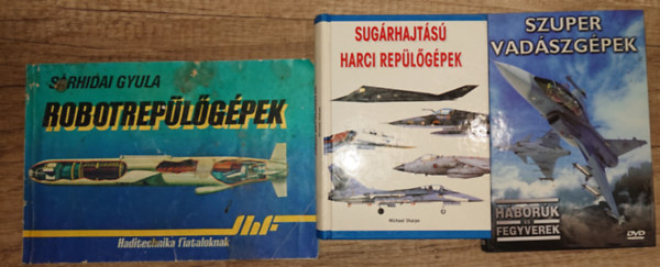 2 katoonai rep�l�ssel foglalkoz� kiadv�ny aj�nd�k DVD-vel: Robotrep�l�k, Sug�rhajt�s� harci rep�l�g�pek + Szuper vad�szg�pek