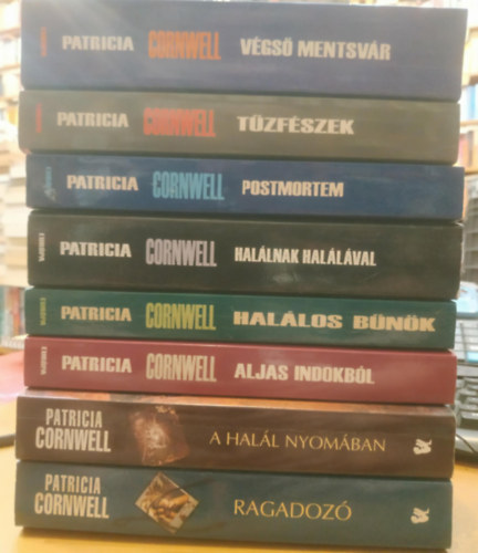 8 db Patricia Cornwell: A hal�l nyom�ban; Ragadoz�; T�zf�szek; V�gs� mentsv�r; Hal�lnak hal�l�val; Postmortem; Hal�los b�n�k; Aljas indokb�l
