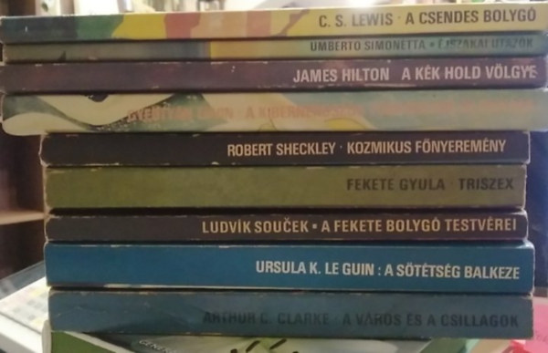 9 db-os K�NYVMENT� AJ�NLAT, fantasztikus �s sci-fi: A v�ros �s a csillagok+ A s�t�ts�g balkeze+ A fekete bolyg� testv�rei+ Triszex+ Kozmikus f�nyerem�ny+ A Kiberneroszok t�nd�kl�se �s buk�sa+ A K�k Hold v�lgye+ �jszakai utaz�k+