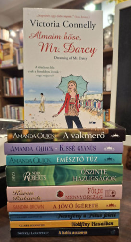 10 db romantikus k�tet, K�NYVMENT� AJ�NLAT: A kal�z asszonya, Holdf�ny Hawaiiban, A vakmer�, Kiss� gyan�s, Neonf�ny a N�lus felett, A j�v� �g�rete, F�ldi mennyorsz�g, �szinte hazugs�gok, �lmaim h�se, Mr. Darcy, Em�szt� t�z