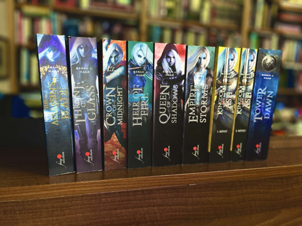 vegtrn sorozat 1-7.:Throne of Glass  +  - jkorona + Heir of Fire - A tz rkse +  Queen of Shadows - rnyak kirlynje  + Empire of Storms - Viharok birodalma  + Tower of Dawn - A hajnal tornya + Kingdom of Ash - Felperzsel