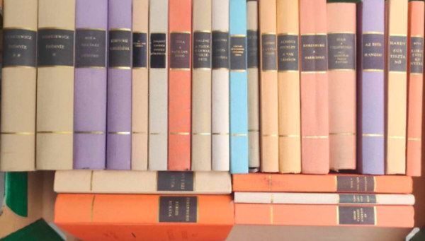22 darab Vilgirodalom Remekei knyv: - Az este hangjai modern olasz kisregnyek - Egy tiszta n - Korai vek kenyere hrom kisregny - Elbeszlsek - A titokzatos idegen ngy klasszikus angol kisregny - Faragott koporsk amerikai kisreg