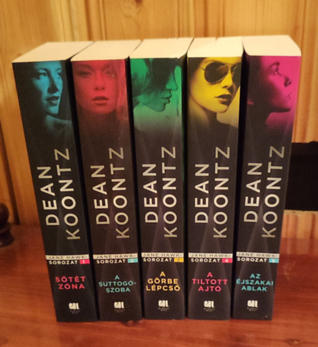 Jane Hawk-sorozat 1-5. (Stt zna, A suttogszoba, A grbe lpcs, A tiltott ajt, Az jszakai ablak)