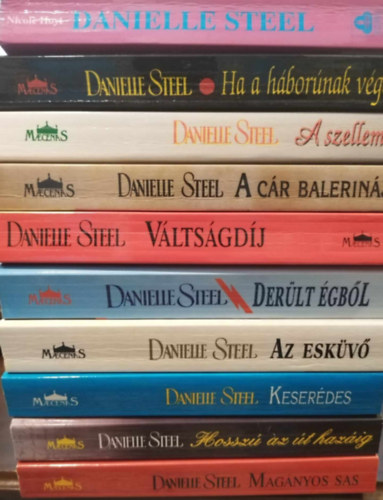 10 db-os Danielle Steel knyvcsomag: Magnyos sas, Hossz az t hazig, Keserdes, Az eskv, Derlt gbl, Vltsgdj, A cr balerinja, A szellem, Ha a hbornak vge, Danielle Steel