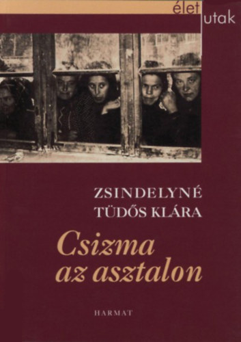 Csizma az asztalon