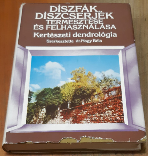 Szerz� Dr. Nagy B�la Dr. Farkas K�roly Sipos Elek Dr. Schmidt G�bor - D�szf�k, d�szcserj�k termeszt�se �s felhaszn�l�sa - Kert�szeti dendrol�gia (300 �br�val)