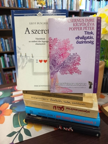 Pszichol�gia k�nyvcsomag 7 darabos K�NYVMENT� AJ�NLAT: Titok, elhallgat�s, �szintes�g, A szeretet, Az Istennel sakkoz�s kock�zata, �rz�kel�s, tudat, eml�kez�s ..., A n� felemelked�se �s t�nd�kl�se, Mit tudsz �nmagadr�l?, A n�