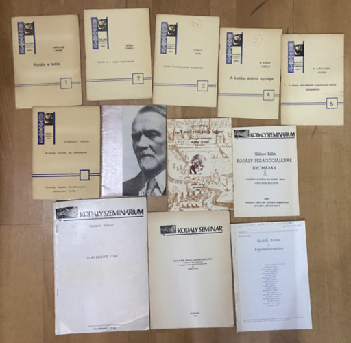 Kod�ly Zolt�n f�zetcsomag - 10 db + 2 db angol nyelv� - �lni seg�t� zene, Moln�r Anna, Kod�ly Zolt�n a k�pz�m�v�szetben, Zolt�n Kod�ly eighty years old, A m�lt csak p�lda legyen,  Kod�ly pedag�gi�j�nak nyom�ban II., folytat�s