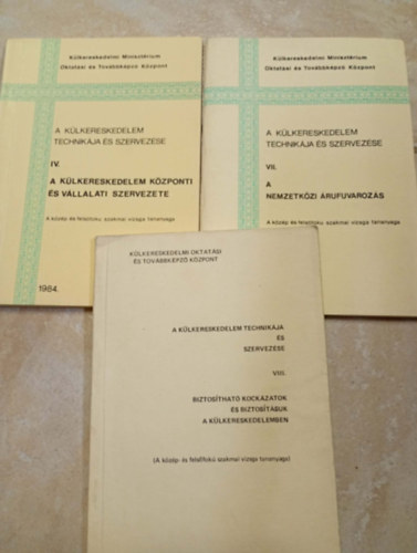 3 db tank�nyv A k�lkereskedelem technik�ja �s szervez�se t�rgyhoz - IV. (A k�lkereskedelem k�zponti �s v�llalati szervezete),VII. (Nemzetk�zi �rufuvaroz�s), VIII. (Biztos�that� kock�zatok �s biztos�t�suk a k�lkereskedelemben)