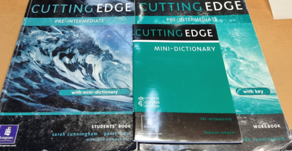 Cutting Edge Pre-Intermediate Students' Book + Workbook with Key + Mini-Dictionary (3 ktet)